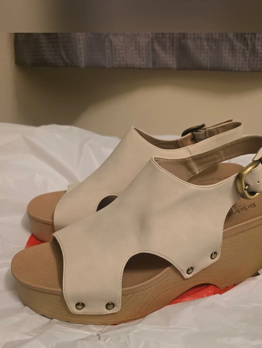 Dr. Scholls Women’s Cream Leather Slingback Clog Sandals1